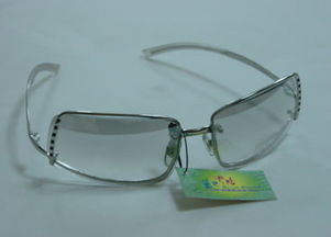 眼鏡 專業(yè)眼鏡直銷店在南京東路寫字樓開(kāi)張 專業(yè)醫(yī)學(xué)驗(yàn)光,一線眼鏡產(chǎn)品略高于成本銷售